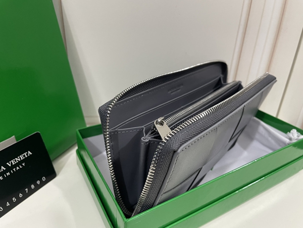 ボッテガヴェネタ財布コピー着用イメージ